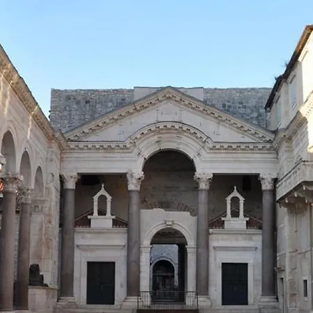 De Caris Palace Apartmán *
